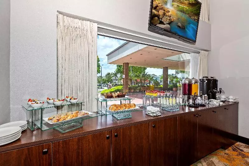 هتل Doubletree By Hilton Whittier Los Angeles