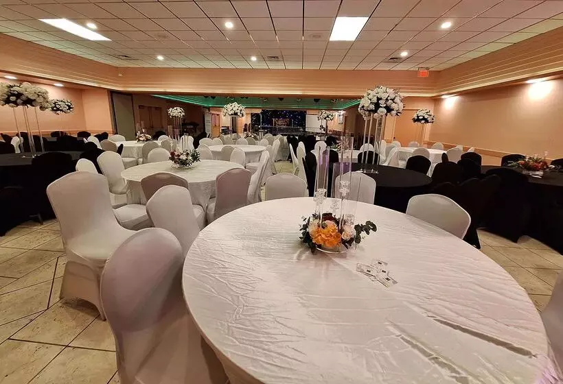 ホテル Travelodge By Wyndham Indianapolis Speedway