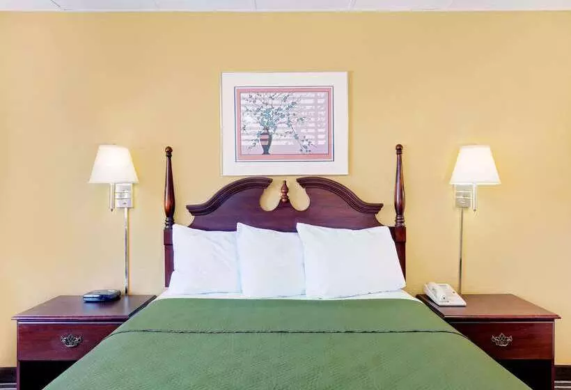 Отель Travelodge By Wyndham Chambersburg