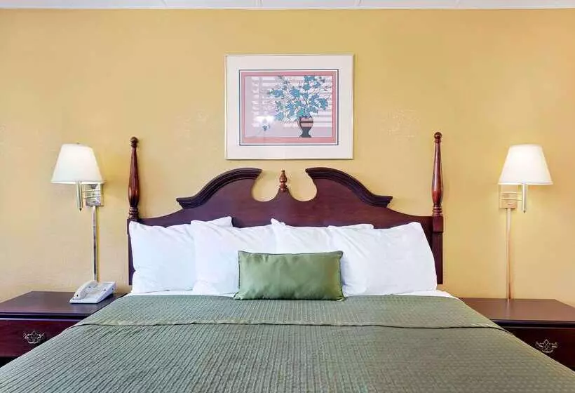 Отель Travelodge By Wyndham Chambersburg