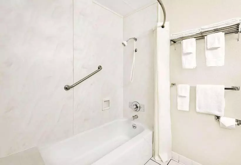 Отель Travelodge By Wyndham Chambersburg