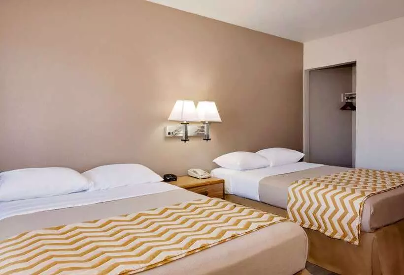 בית מלון כפרי Travelodge By Wyndham Eureka