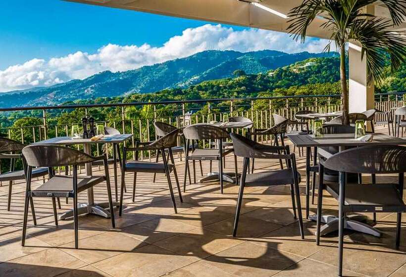 هتل Hilton Trinidad & Conference Centre