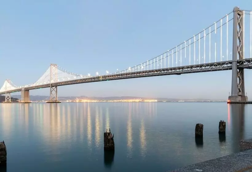 فندق Harbor Court