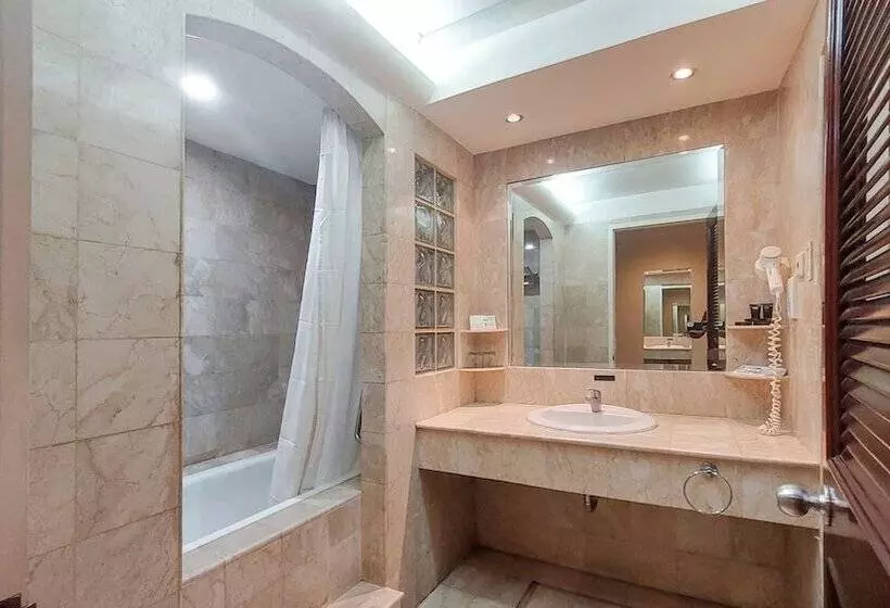 Surabaya Suites Hotel Powered By Archipelago