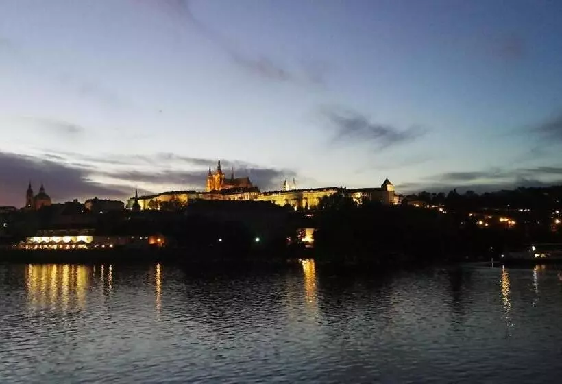 호텔 Tulipan Pruhonice