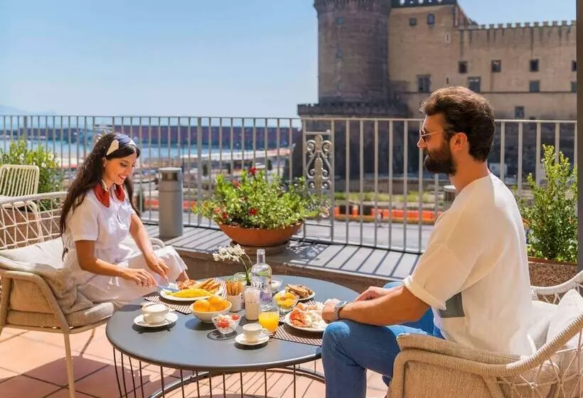 هتل Mercure Napoli Centro Angioino