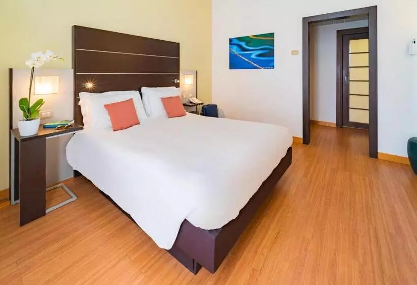 هتل Mercure Napoli Centro Angioino