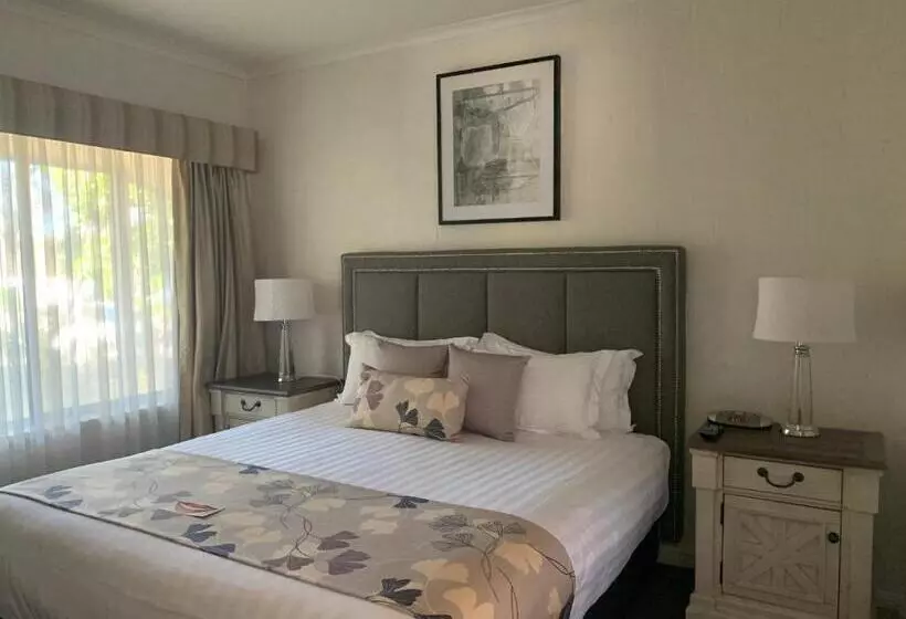 Blazing Stump Motel & Suites