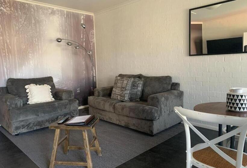 Blazing Stump Motel & Suites