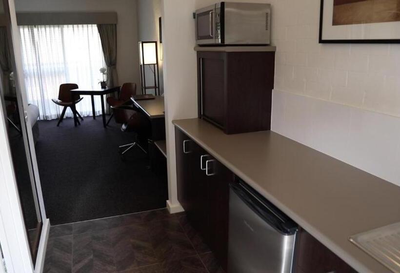 Blazing Stump Motel & Suites