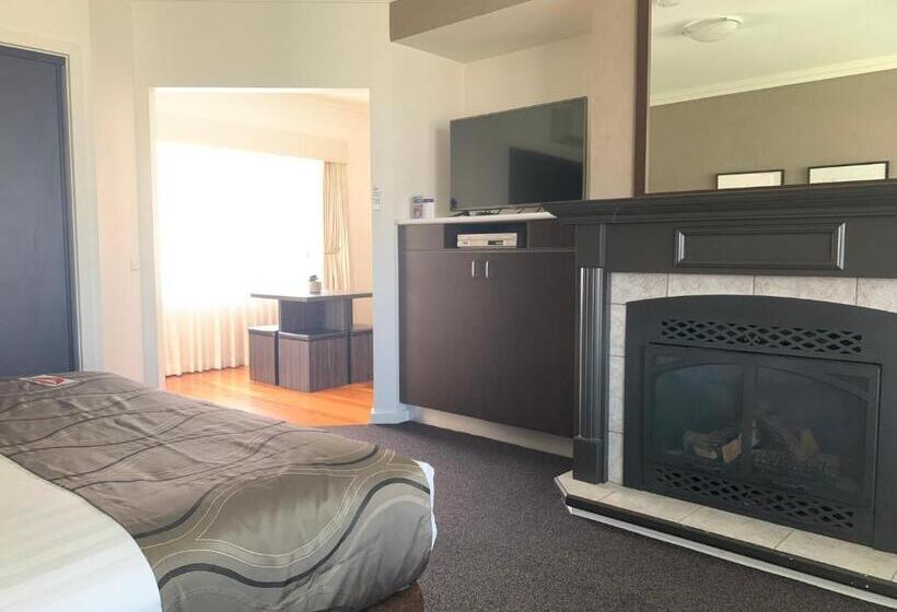 Blazing Stump Motel & Suites