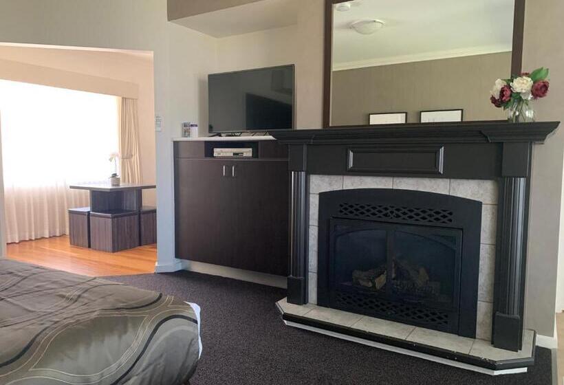 Blazing Stump Motel & Suites