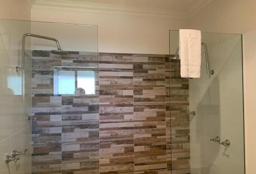 Blazing Stump Motel & Suites