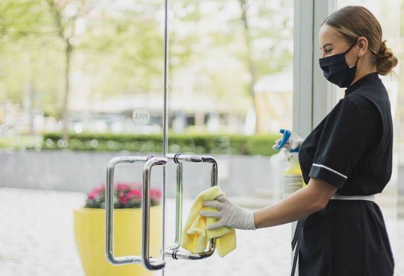 هتل Sheraton Vancouver Wall Centre