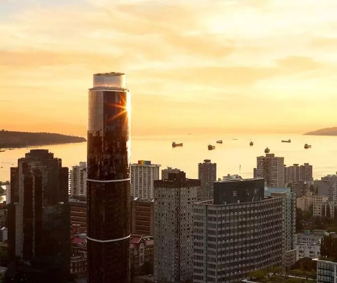 Отель Sheraton Vancouver Wall Centre