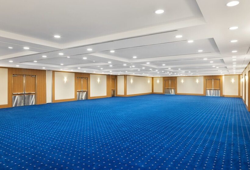 هتل Sheraton Vancouver Wall Centre