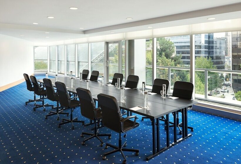 هتل Sheraton Vancouver Wall Centre