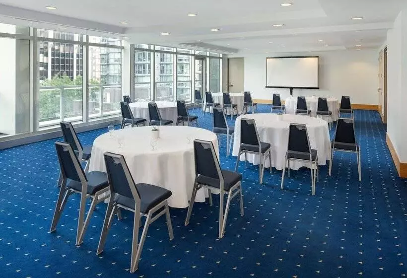 Отель Sheraton Vancouver Wall Centre
