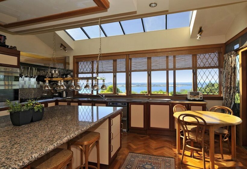 בית מלון כפרי Lake Taupo Lodge