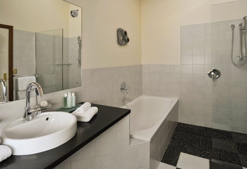 בית מלון כפרי Lake Taupo Lodge