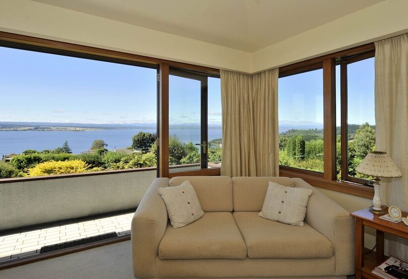 בית מלון כפרי Lake Taupo Lodge