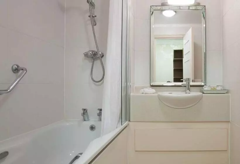 Отель The Manor Elstree