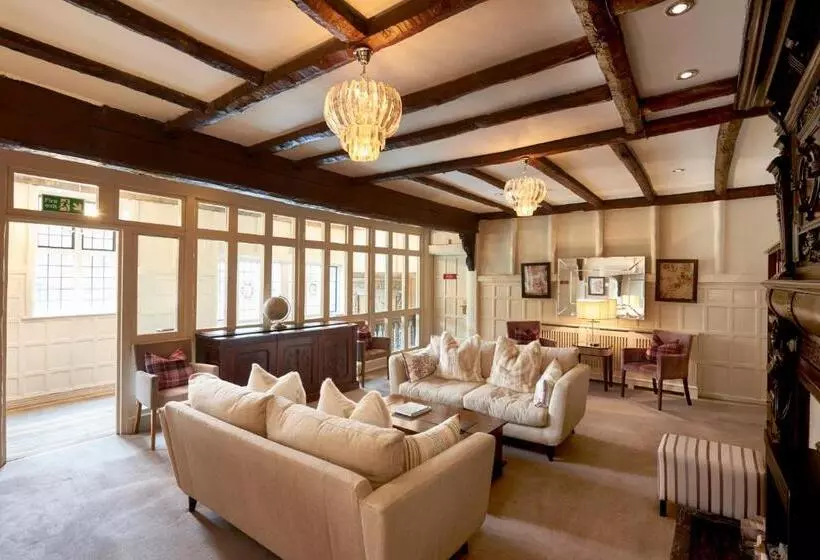 Отель The Manor Elstree