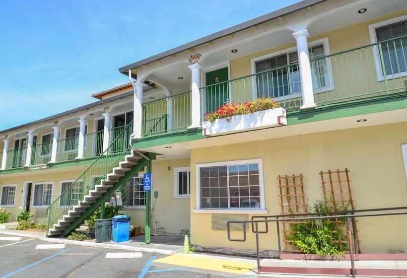 فندق Bay Front Inn