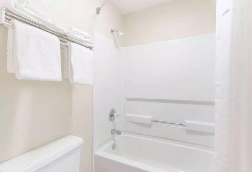 هتل Days Inn By Wyndham Clinton