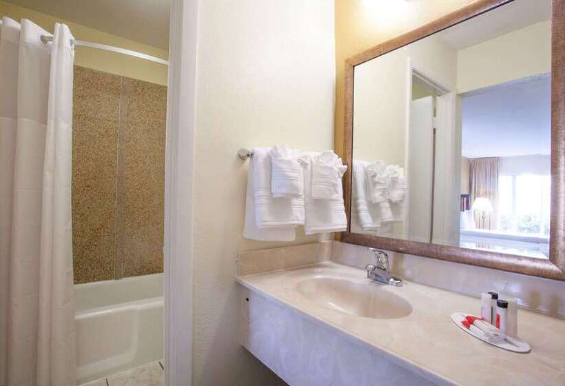 בית מלון כפרי Days Inn By Wyndham Daytona Beach Speedway