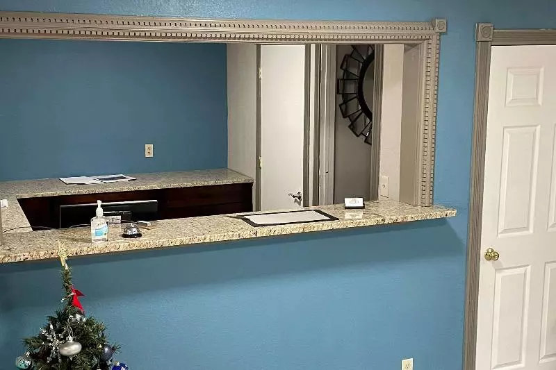 Отель Days Inn By Wyndham Pratt