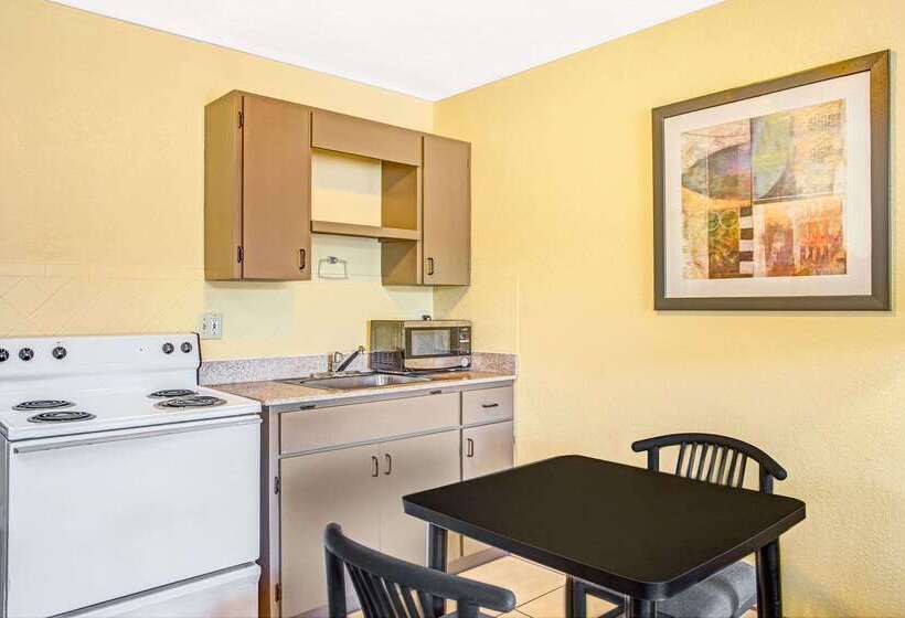 فندق Days Inn By Wyndham St. Petersburg Central