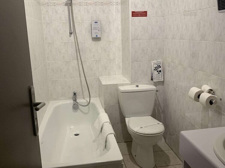 בית מלון כפרי Kyriad Rodez