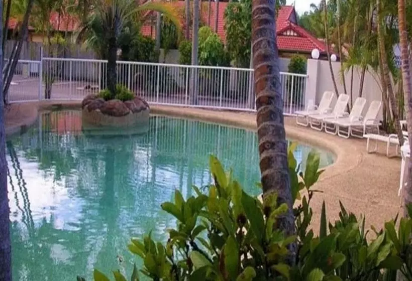 Отель Runaway Bay Motor Inn