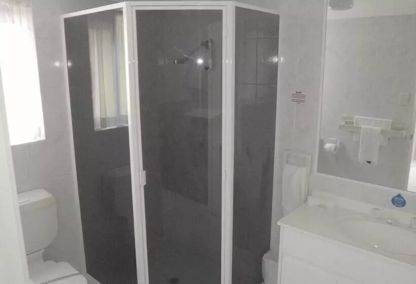 Отель Runaway Bay Motor Inn