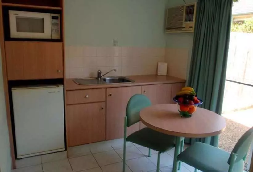 Отель Runaway Bay Motor Inn