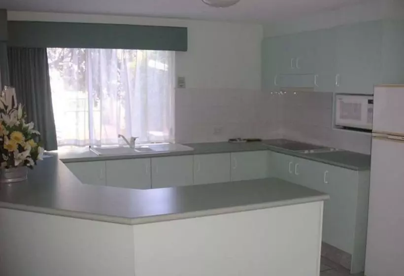 Отель Runaway Bay Motor Inn