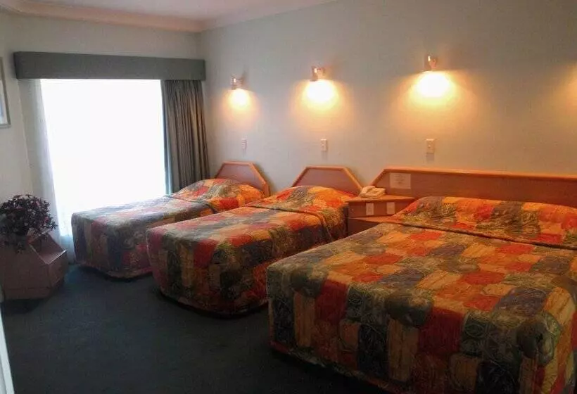 Отель Runaway Bay Motor Inn