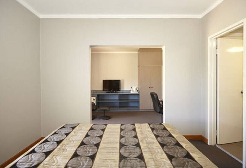 The Lodge Motel, Newman