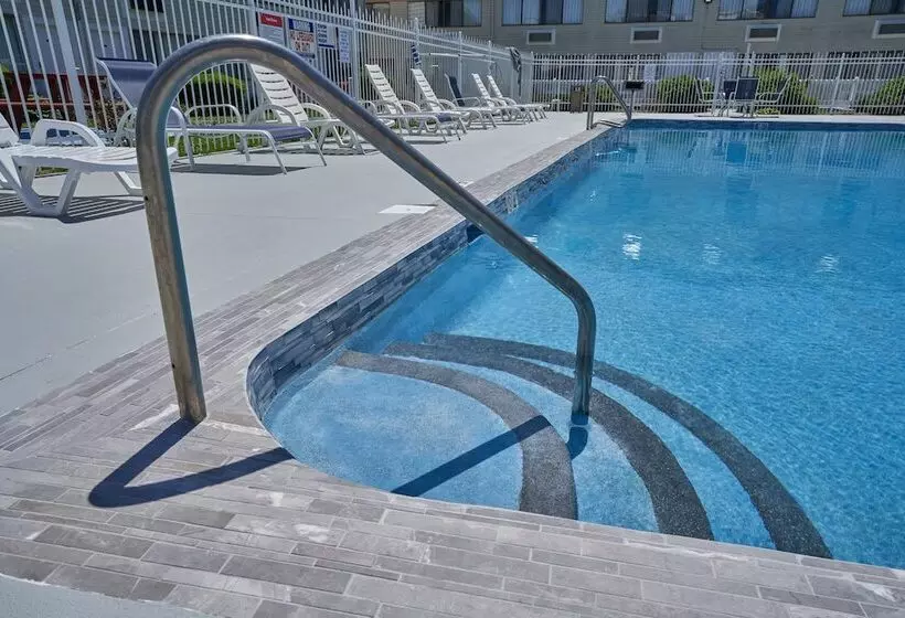 هتل Admiralty Inn & Suites A Red Collection