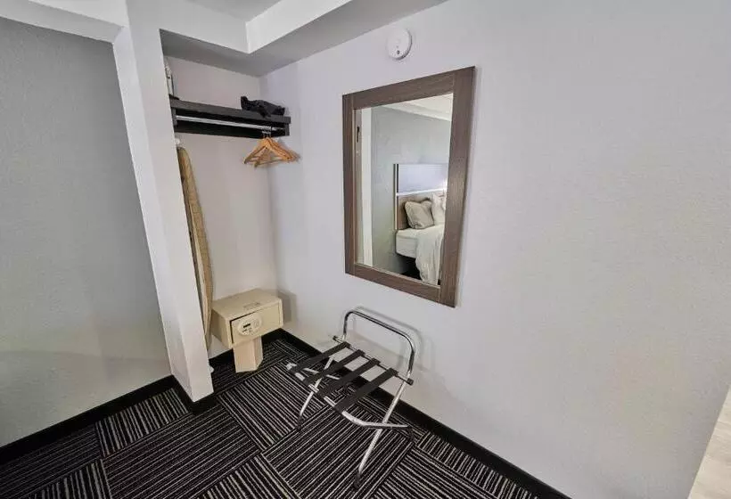 هتل Admiralty Inn & Suites A Red Collection