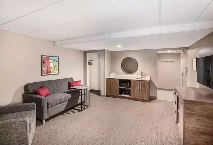 Отель Hampton Inn & Suites Houghton