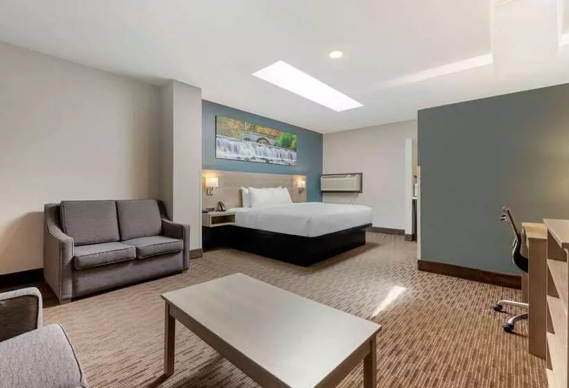 Отель Clarion Pointe Tomah