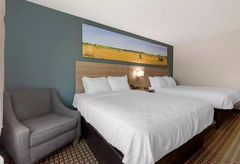 Отель Clarion Pointe Tomah