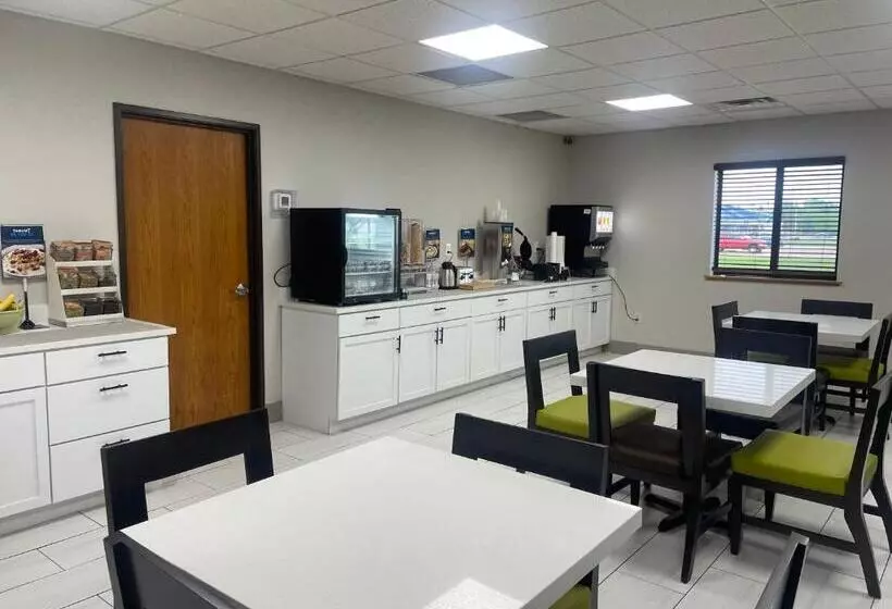 Отель Clarion Pointe Tomah