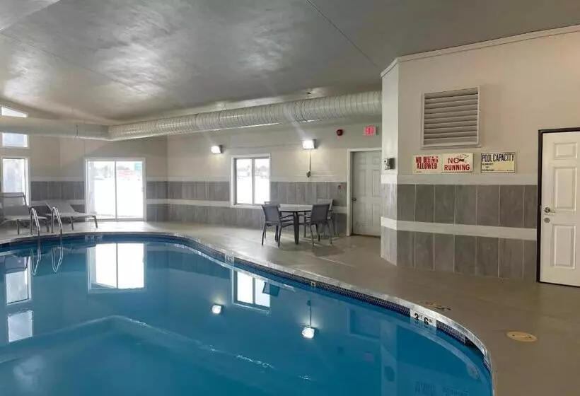 Отель Clarion Pointe Tomah