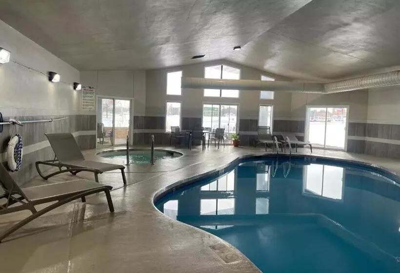 Отель Clarion Pointe Tomah