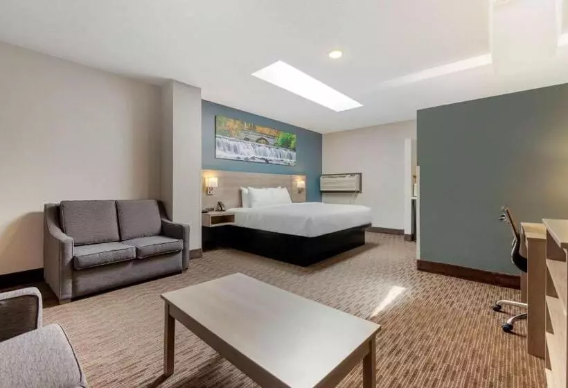 Отель Clarion Pointe Tomah