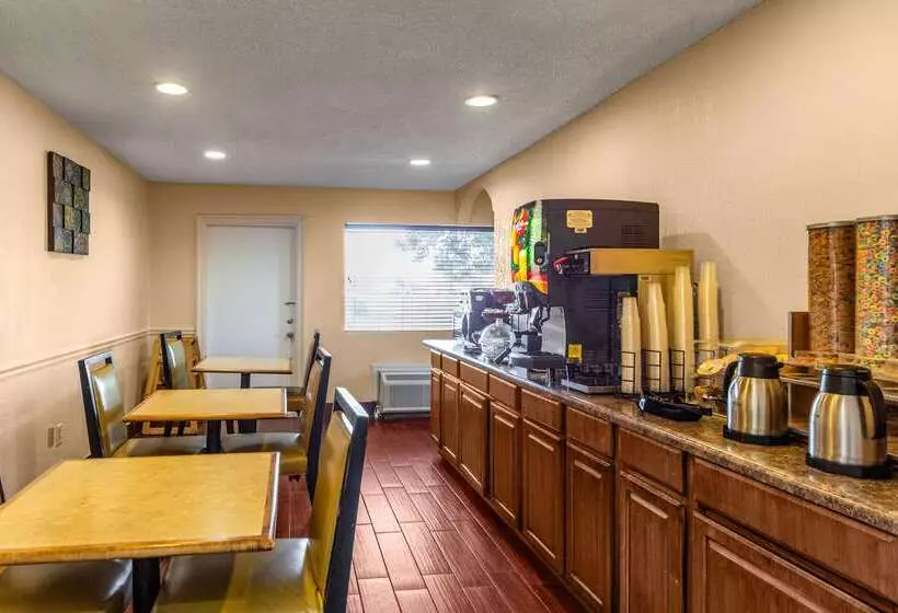 Отель Econo Lodge Meridian